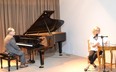 Edward Wolanin i Maria Pakulnis w sali koncertowej sannickiego pałacu
