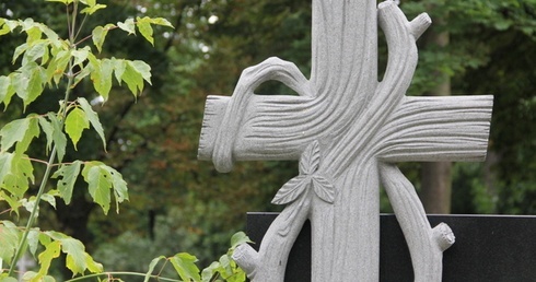 Życiową dewizą zmarłego Kapłana były słowa św. Jana Apostoła: „Kto nie okazuje miłości bratu, którego widzi, nie moŜe miłować Boga, którego nie widzi” (1J 4,20). 