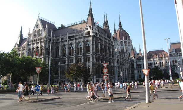 Węgierski parlament za płotem