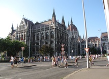 Węgierski parlament za płotem