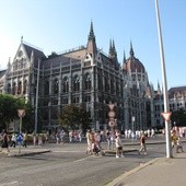 Węgierski parlament za płotem