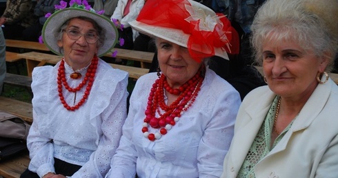 Idąc do kościoła, trzeba zadbać o godny i elegancki strój, który nie będzie innych gorszył