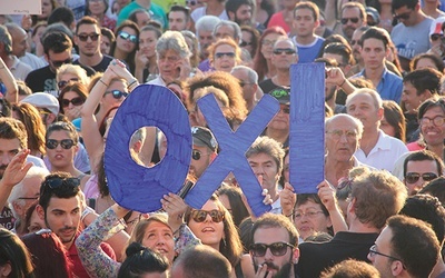 Co najmniej 50 tys. zwolenników głosowania na NIE – po grecku OXI – zebrało się w przeddzień referendum na placu Syntagma w Atenach