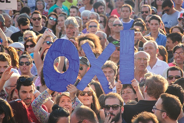 Co najmniej 50 tys. zwolenników głosowania na NIE – po grecku OXI – zebrało się w przeddzień referendum na placu Syntagma w Atenach
