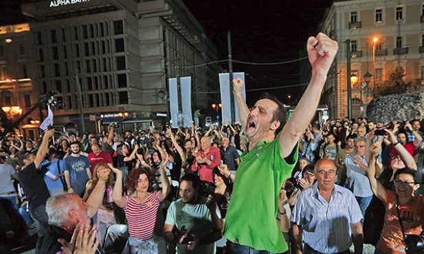 Ponad 61 proc. uczestniczących w referendum Greków odrzuciło warunki, od których spełnienia UE uzależnia wypłatę Grecji kolejnej transzy pomocy. Wieczorem, po ogłoszeniu wstępnych wyników, świętowali na ulicach stolicy 