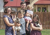 Joanna i Mateusz z dziećmi (od lewej): Tereską, Pawełkiem, Martusią i Anią