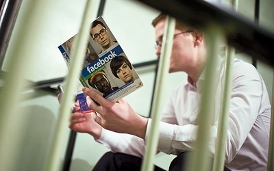 Wielu z nas, odsłaniając się  w serwisach społecznościowych,  traci instynkt samozachowawczy