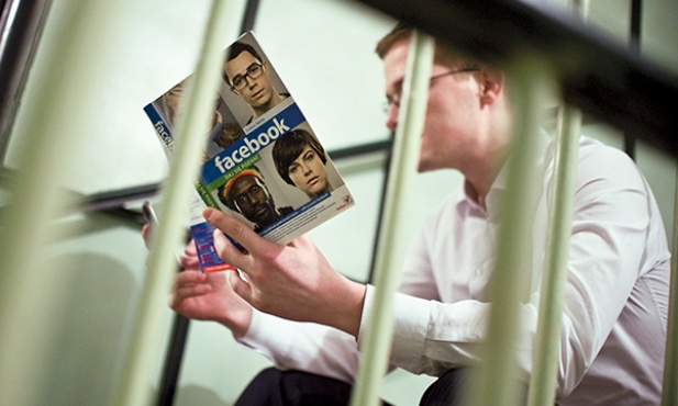 Wielu z nas, odsłaniając się  w serwisach społecznościowych,  traci instynkt samozachowawczy