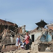 Dzięki pomocy dostarczanej głównie przez Caritas na zniszczonych w kwietniu br. przez trzęsienie ziemi terenach w Katmandu życie powoli  wraca do normy