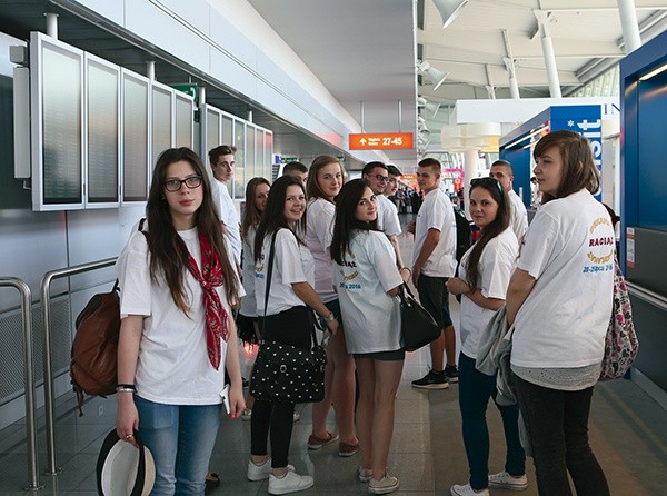  Młodzież w koszulkach promujących przyszłoroczne spotkanie  młodych na warszawskim Okęciu