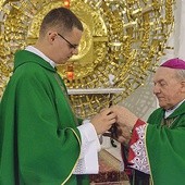  Bp senior E. Frankowski poświęcił i wręczył krzyż nowemu misjonarzowi