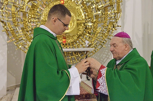  Bp senior E. Frankowski poświęcił i wręczył krzyż nowemu misjonarzowi