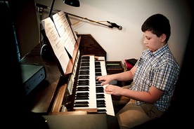  Największą pasją chłopca jest gra na organach 
