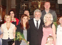  Koncert zorganizowała parafia Trójcy Świętej w Rudniku nad Sanem. Na zdjęciu Konrad Mastyło wraz z rodziną ppłk. Stanisława Szweda