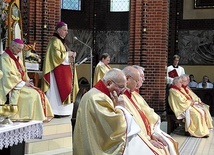  Eucharystię w katedrze wspólnie z trzema gliwickimi biskupami sprawowali księża jubilaci i inni kapłani