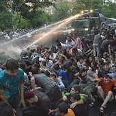 22 czerwca policja za pomocą armatek wodnych usiłowała rozpędzić wielotysięczny tłum protestujących w Erywaniu przeciwko podwyżce cen prądu. Aresztowano ponad 200 uczestników demonstracji, a 18 osób, w tym 11 policjantów, zostało rannych