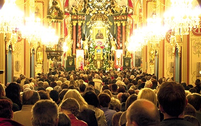  Tłumy czcicieli Matki Bożej od wieków gromadzą się w tym sanktuarium