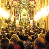  Tłumy czcicieli Matki Bożej od wieków gromadzą się w tym sanktuarium