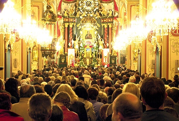  Tłumy czcicieli Matki Bożej od wieków gromadzą się w tym sanktuarium