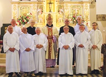 Bp Tadeusz Kusy z ks. kan. Jackiem Graczem, ks. prał. Andrzejem Rdestem i kolegami ministrantami