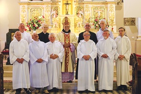 Bp Tadeusz Kusy z ks. kan. Jackiem Graczem, ks. prał. Andrzejem Rdestem i kolegami ministrantami