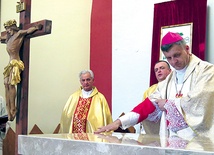  Bp Roman Pindel namaszcza ołtarz kościoła w Polance Górnej