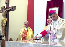  Bp Roman Pindel namaszcza ołtarz kościoła w Polance Górnej