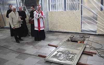  Biskup Andrzej F. Dziuba święci miejsce prac konserwatorskich