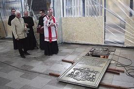  Biskup Andrzej F. Dziuba święci miejsce prac konserwatorskich