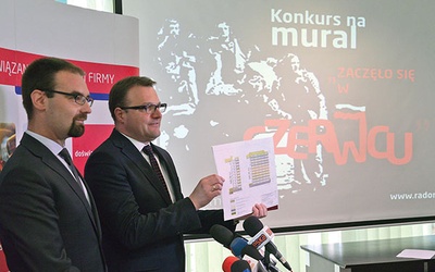  Mateusz Tyczyński (z lewej) i Radosław Witkowski zachęcają do udziału w konkursie