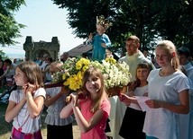 Do groty lurdzkiej uroczyście wniesiono figurkę Dzieciątka Jezus