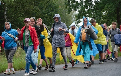 Pielgrzymi strumienia raciborskiego z uśmiechami  dotarli na postój obiadowy w Starej Kuźni – sierpień 2014