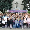  Dzieci ze szkoły podstawowej w Błoniu dobrze znają swego patrona – św. Jana Pawła II.  Po wakacjach poznają również św. Marię Małgorzatę Alacoque
