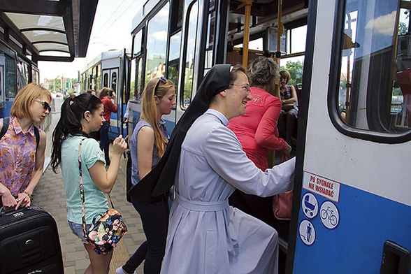  Czasem tramwaj lub autobus to dla kapłanów i sióstr zakonnych „jaskinia lwa”