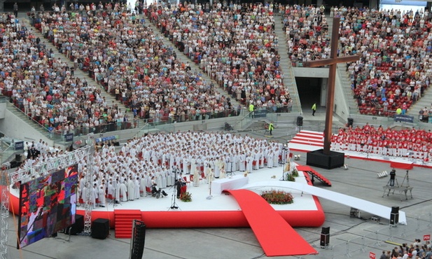 Dwa lata temu w rekolekcjach na Stadionie Narodowym wzięło udział prawie 60 tys. osób, a transmisję na żywo oglądało kolejnych pół miliona.