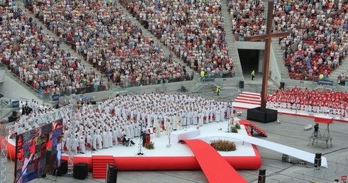 Dwa lata temu w rekolekcjach na Stadionie Narodowym wzięło udział prawie 60 tys. osób, a transmisję na żywo oglądało kolejnych pół miliona.