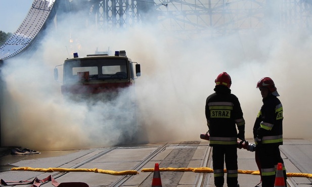 Bomba na kładce i zablokowany most