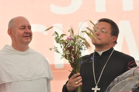 Bp Grzegorz Ryś (z prawej) i o. Andrzej Bujnowski OP