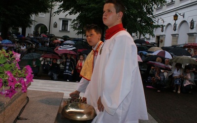 Msza św. na sanktuaryjnym dziedzińcu