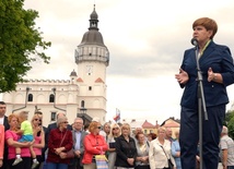 Beata Szydło na Rynku Wielkim w Szydłowcu