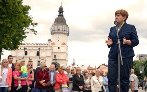 Beata Szydło na Rynku Wielkim w Szydłowcu