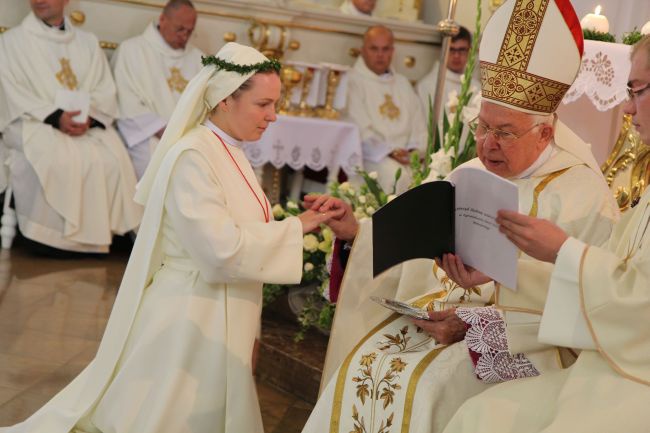 Śluby wieczyste sióstr ze Zgromadzenia Jezusa Miłosiernego