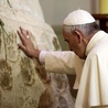 Papież modli się przed statuą maryjną w Caacupé