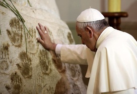 Papież modli się przed statuą maryjną w Caacupé