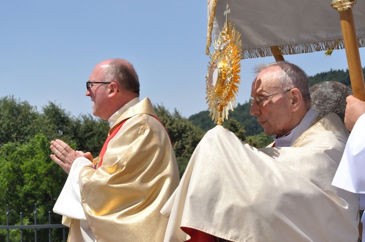 Tropie - procesja do kościoła