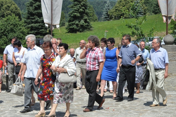 Tropie - procesja do kościoła