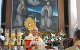 Bp Bobowski udziela błogosławieństwa Najświętszym Sakramentem w kościele w Tropiu