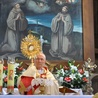 Bp Bobowski udziela błogosławieństwa Najświętszym Sakramentem w kościele w Tropiu