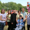 Dominik Grzegorzewski z rodzicami, ks. Sławomirem Matygą, rodziną i przyjaciółmi