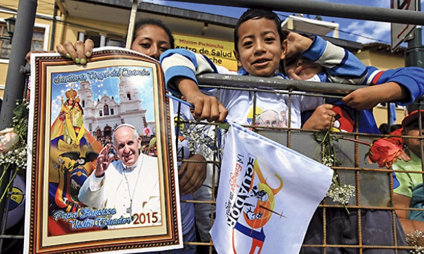  8.07.2015. Ekwador. Quinche. Wierni czekający na papieża Franciszka. 